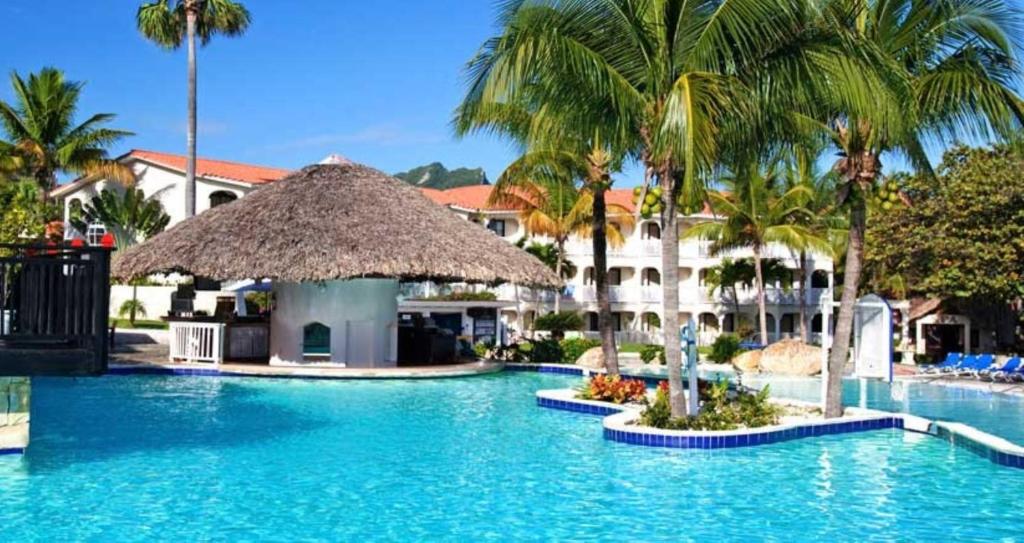 Bazén v ubytování Lifestyle Tropical Beach Resort & Spa All Inclusive nebo v jeho okolí