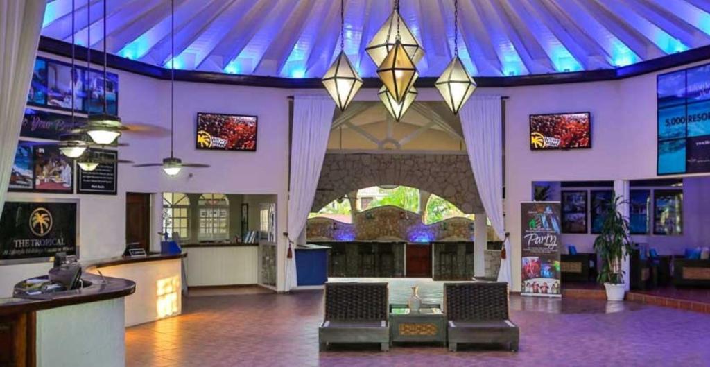 TV a/nebo společenská místnost v ubytování Lifestyle Tropical Beach Resort & Spa All Inclusive