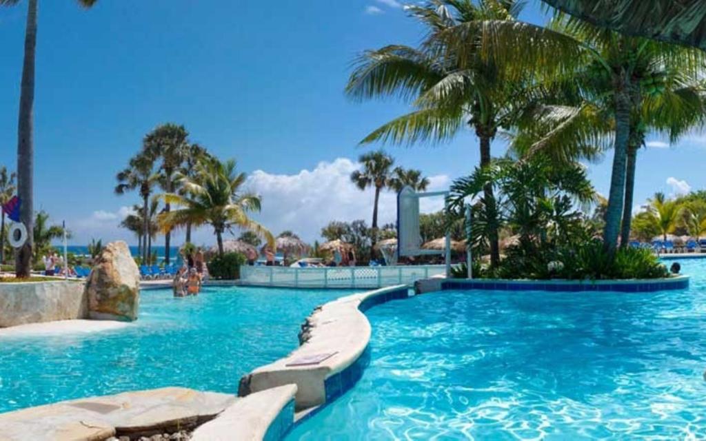 Bazén v ubytování Lifestyle Tropical Beach Resort & Spa All Inclusive nebo v jeho okolí