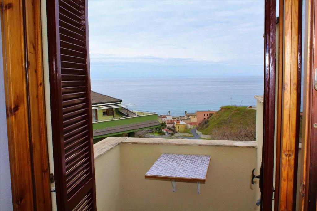 パオラにあるBella Paola 2の窓から海の景色を望めます。