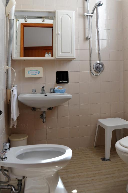 Koupelna v ubytování Hotel Reno