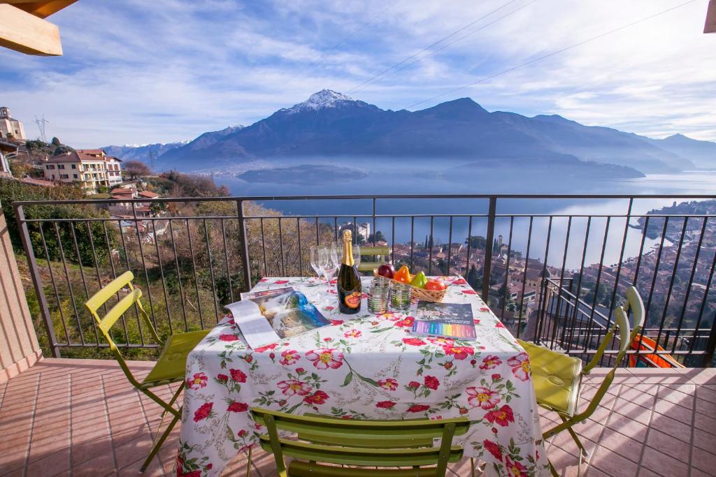 グラヴェドーナにあるCasa Marianneの山の景色を望むバルコニー(テーブル付)