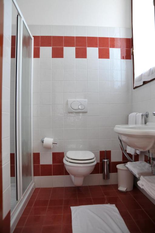Koupelna v ubytování Hotel Reno
