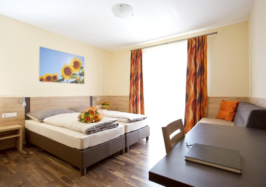 um quarto com 2 camas e um sofá em Pension Einsiedl em Ottenschlag