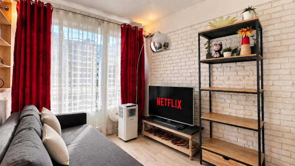 Studio Apartment for 4 Guests in Paris 11th - Central Location