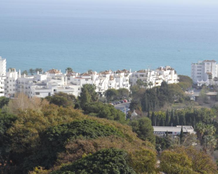 ベナルマデナにあるHercules Apartmentの海辺の丘の上の白い建物群