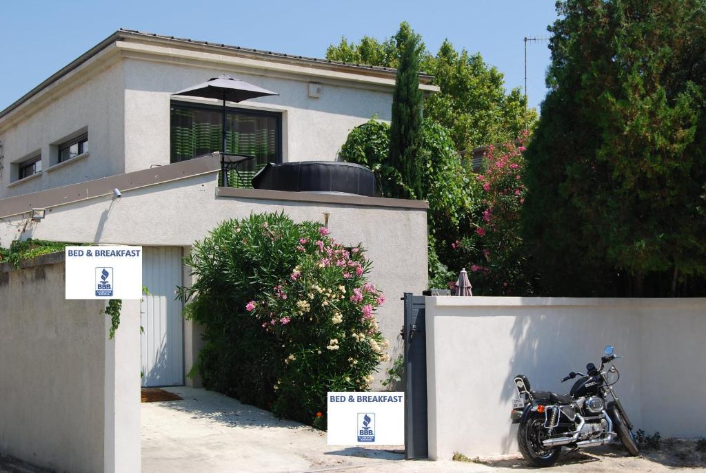 una motocicleta estacionada frente a una casa en Pied à Terre en Ville, en Marsella