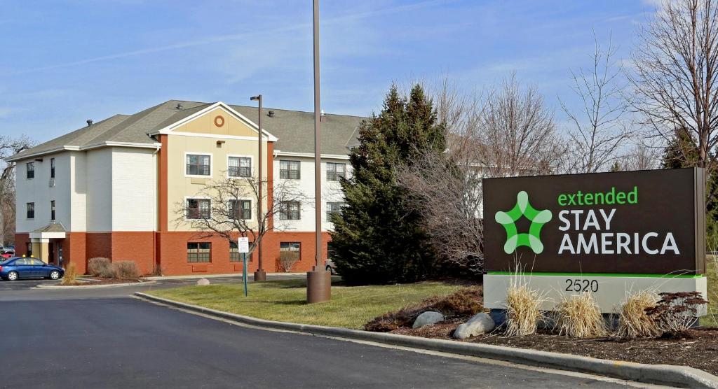 Un cartello di fronte a un palazzo in America di Extended Stay America Suites - Milwaukee - Waukesha a Waukesha