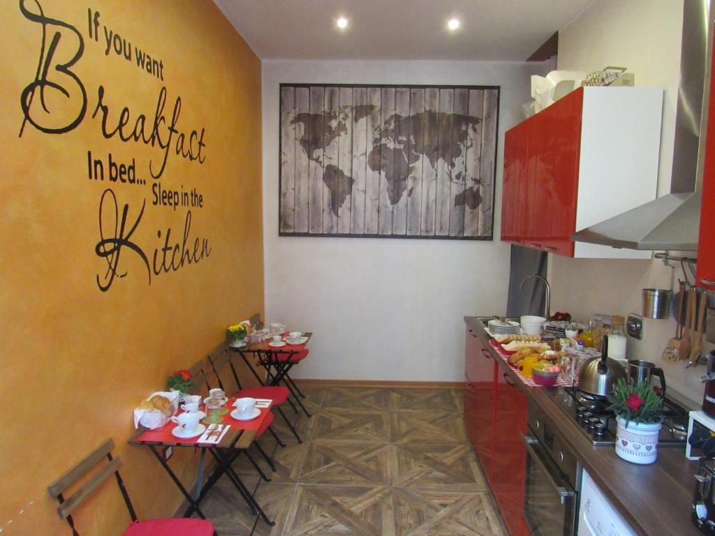 una cucina con due tavoli e un bancone con cibo di Area39 a Trieste