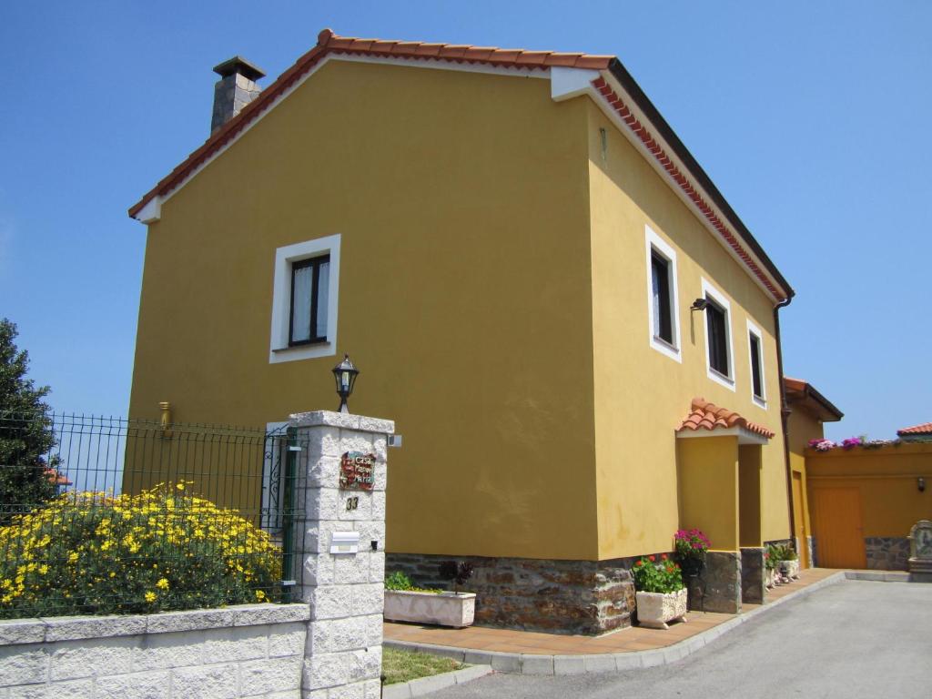 una casa amarilla con una puerta y una valla en Casa Maria, en Salamir