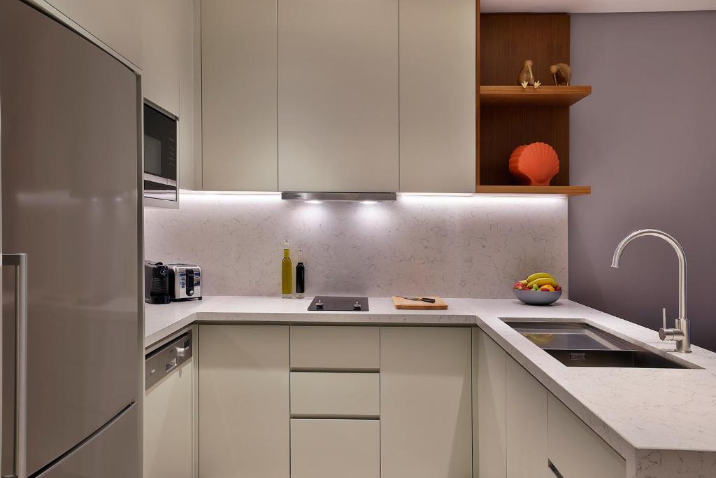 امکانات DoubleTree by Hilton Sharjah Waterfront Hotel And Residences - تصویر ۴