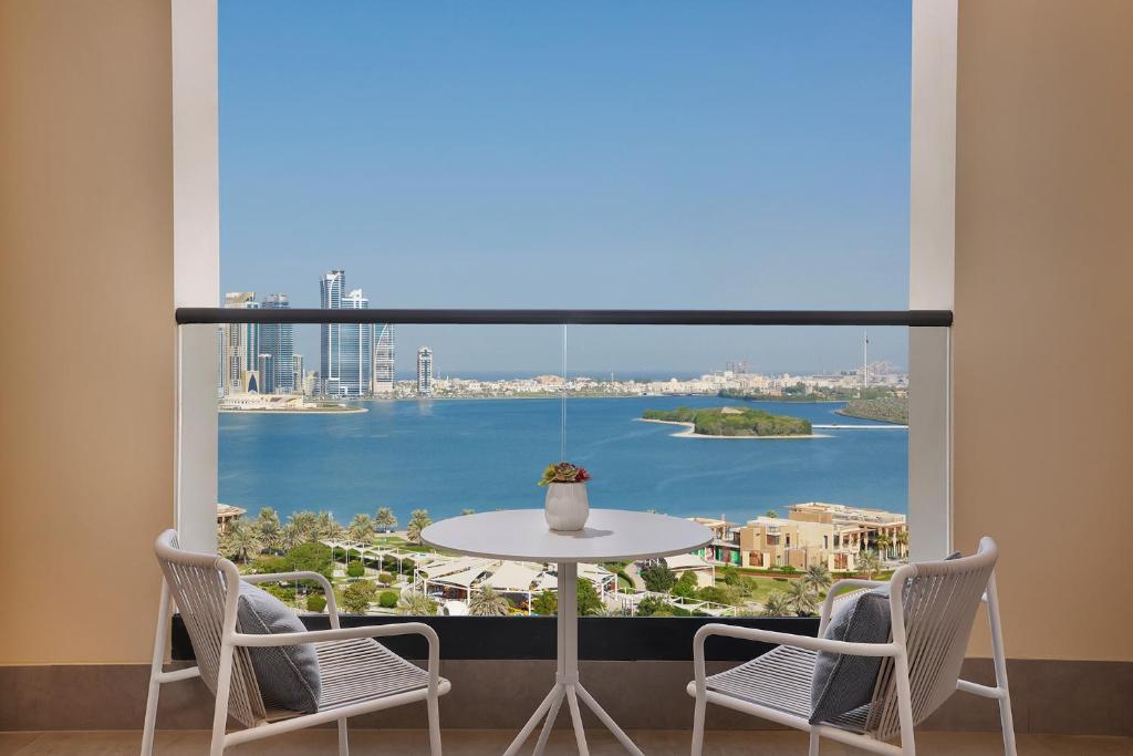 فضای داخلی DoubleTree by Hilton Sharjah Waterfront Hotel And Residences در شارجه - تصویر ۳