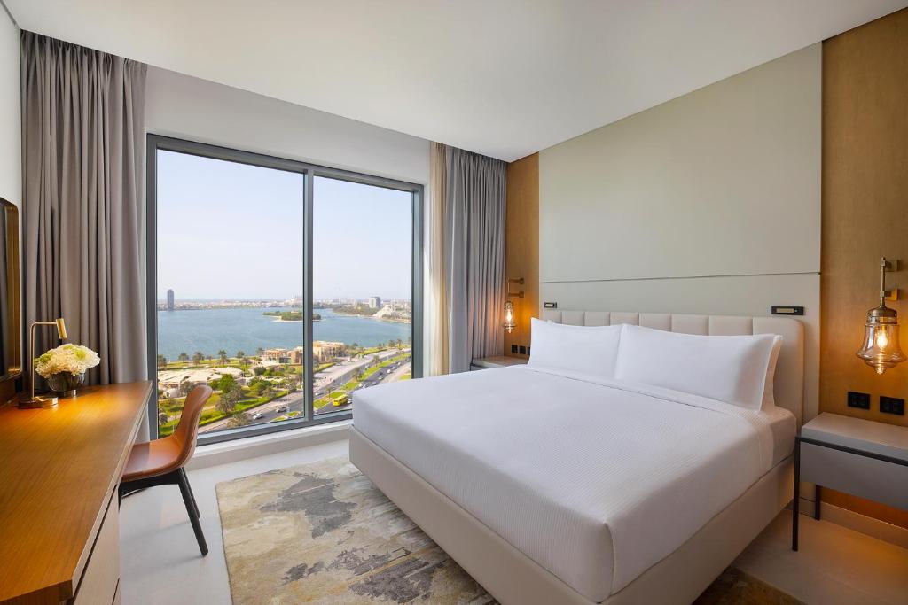 تصویر اتاق‌های DoubleTree by Hilton Sharjah Waterfront Hotel And Residences - تصویر ۲
