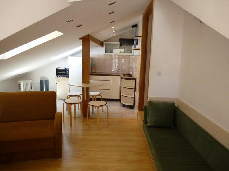 eine Küche mit einem Sofa, einem Tisch und Stühlen in der Unterkunft Apartment Marija in Tisno