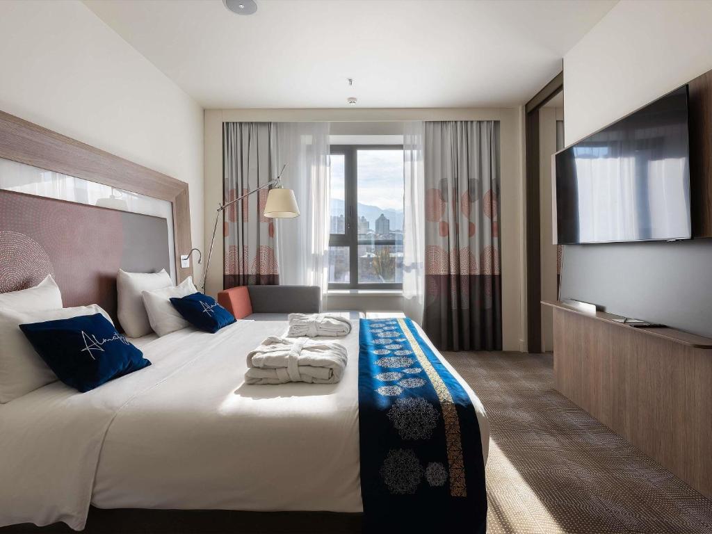 فضای داخلی Novotel Almaty City Center در آلماتی - تصویر ۳