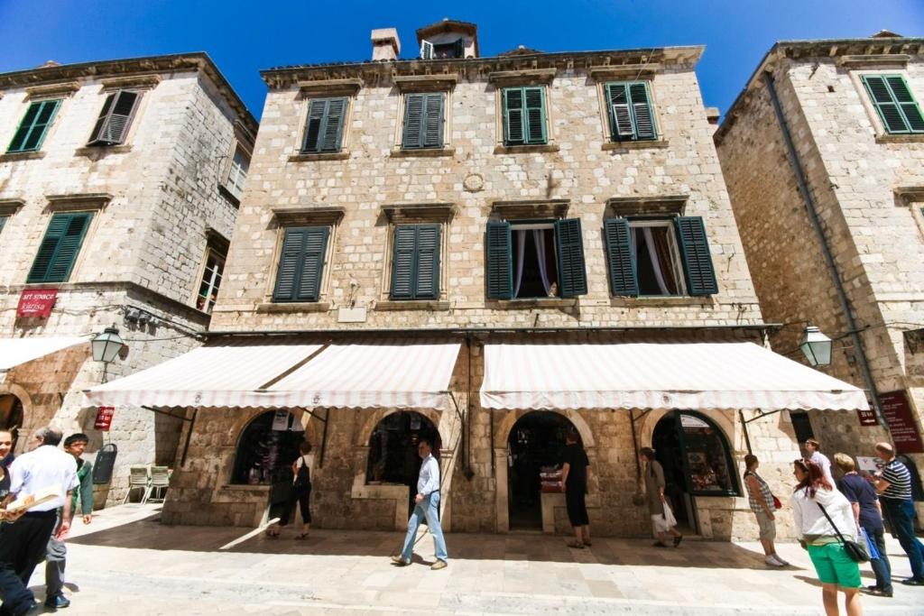 Το κτήριο όπου στεγάζεται  το διαμέρισμα