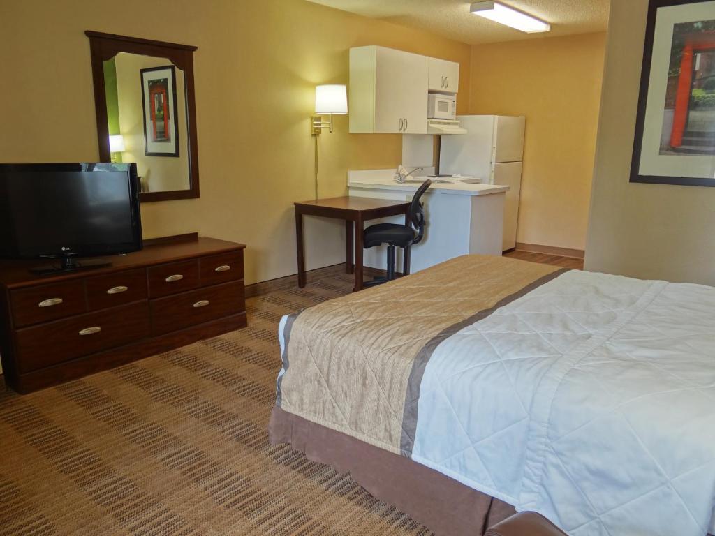 Postel nebo postele na pokoji v ubytování Extended Stay America Suites - Fort Lauderdale - Cypress Creek - Andrews Ave