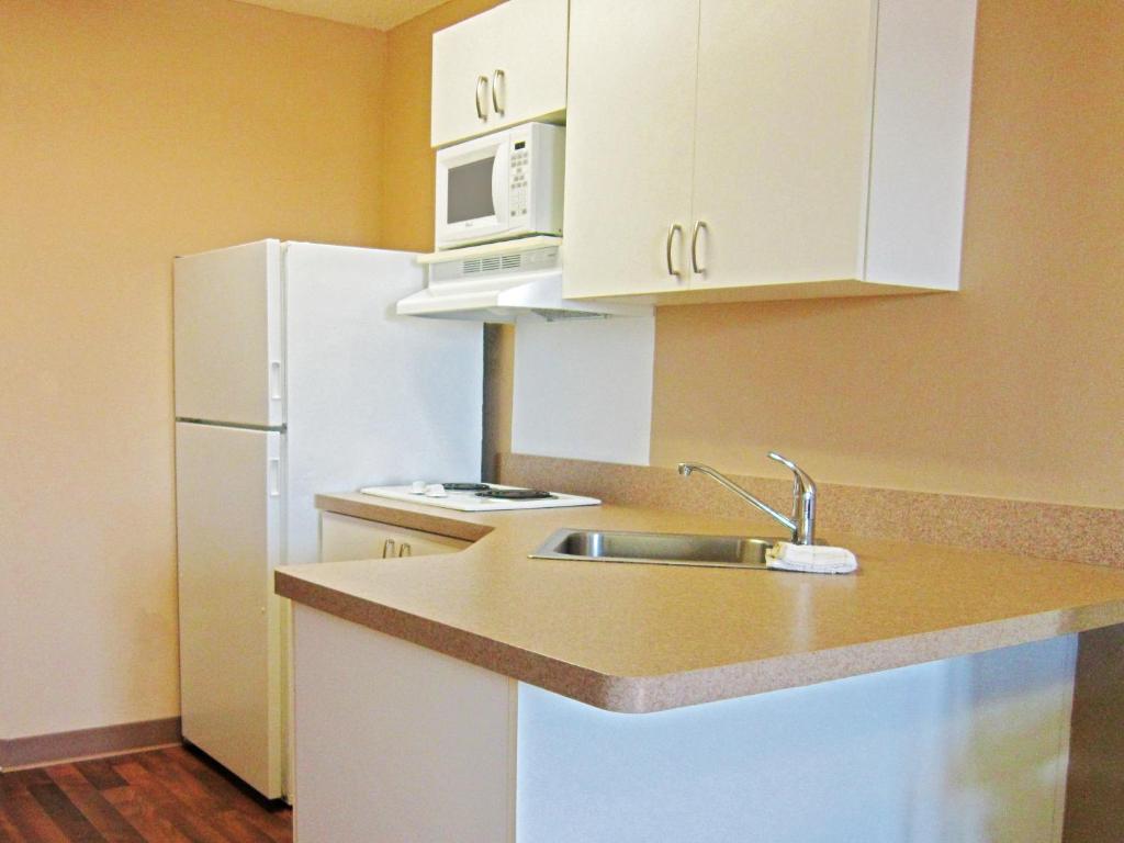 Kuchyň nebo kuchyňský kout v ubytování Extended Stay America Suites - Fort Lauderdale - Cypress Creek - Andrews Ave