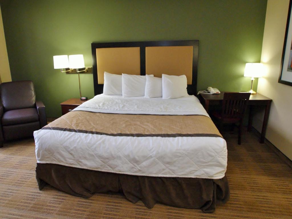 Postel nebo postele na pokoji v ubytování Extended Stay America Suites - Fort Lauderdale - Cypress Creek - Andrews Ave