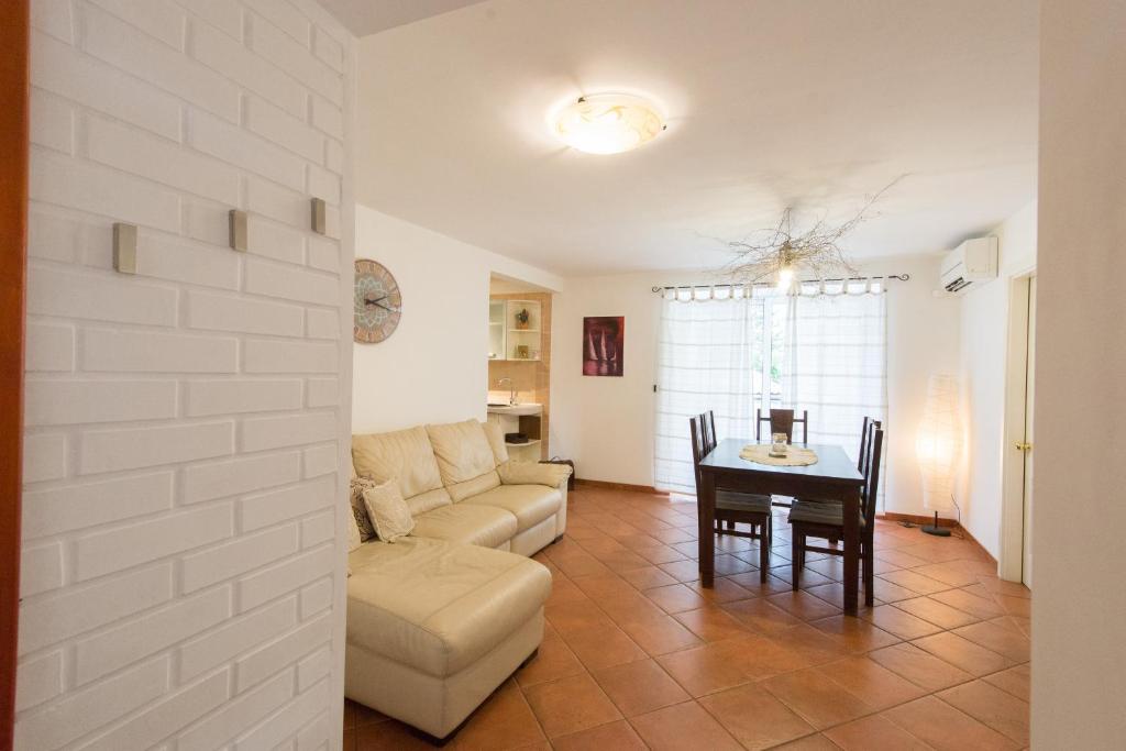 un soggiorno con un divano e un tavolo di Apartment Roberta a Fiume (Rijeka)