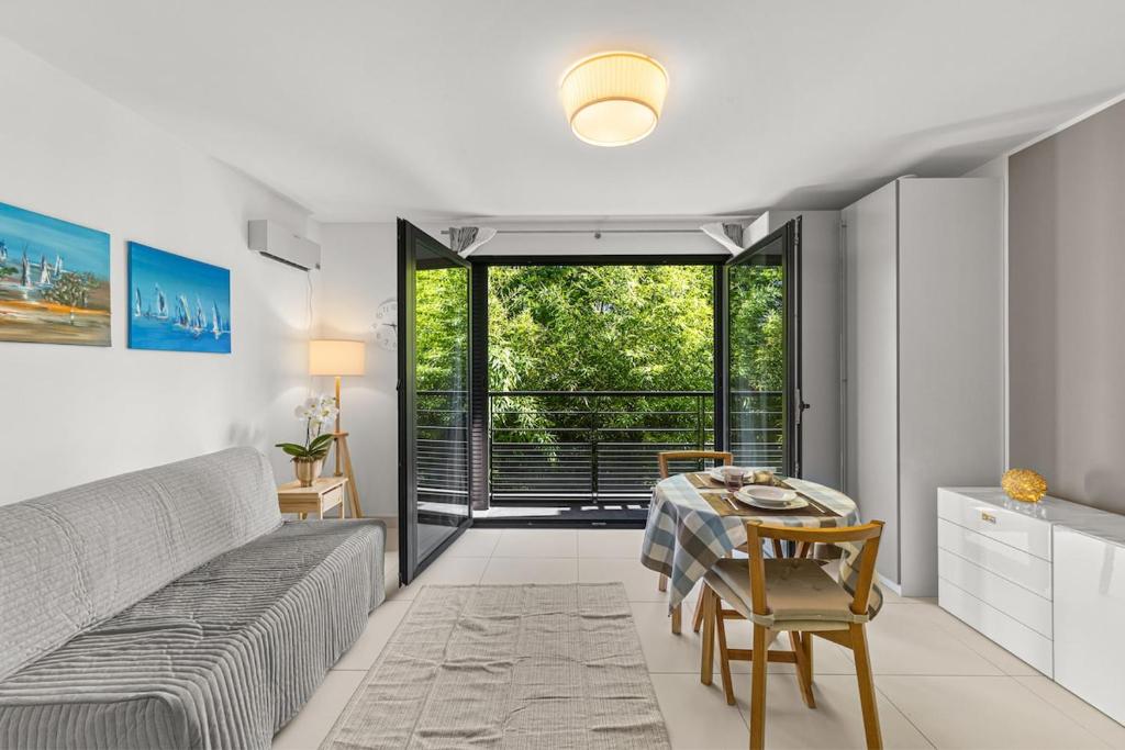 Cosy Juan-Les-Pins Beach Front Cocoon for 3
