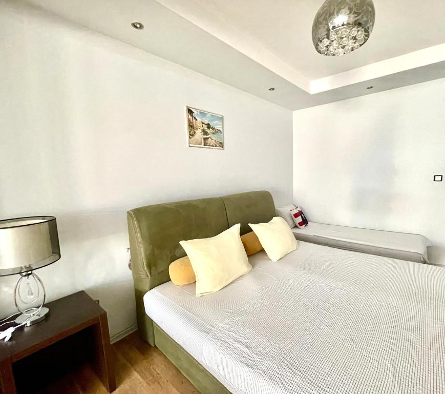 White Rose Guest Rooms - 