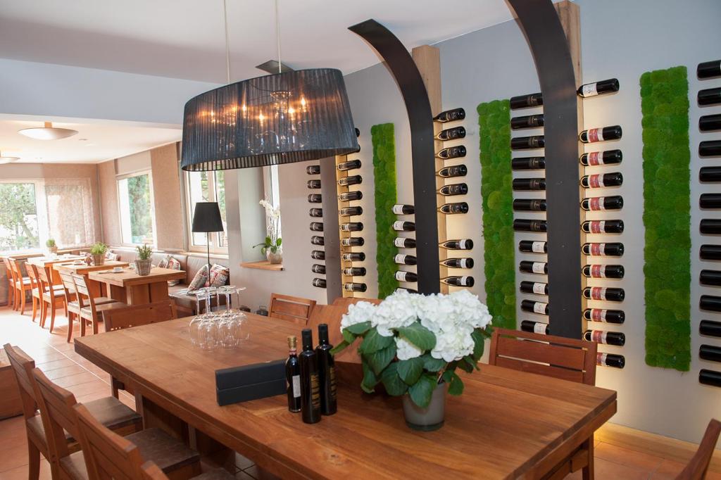 - une salle à manger avec une table et des bouteilles de vin dans l'établissement Hotel Fiori, à Bad Soden-Salmünster