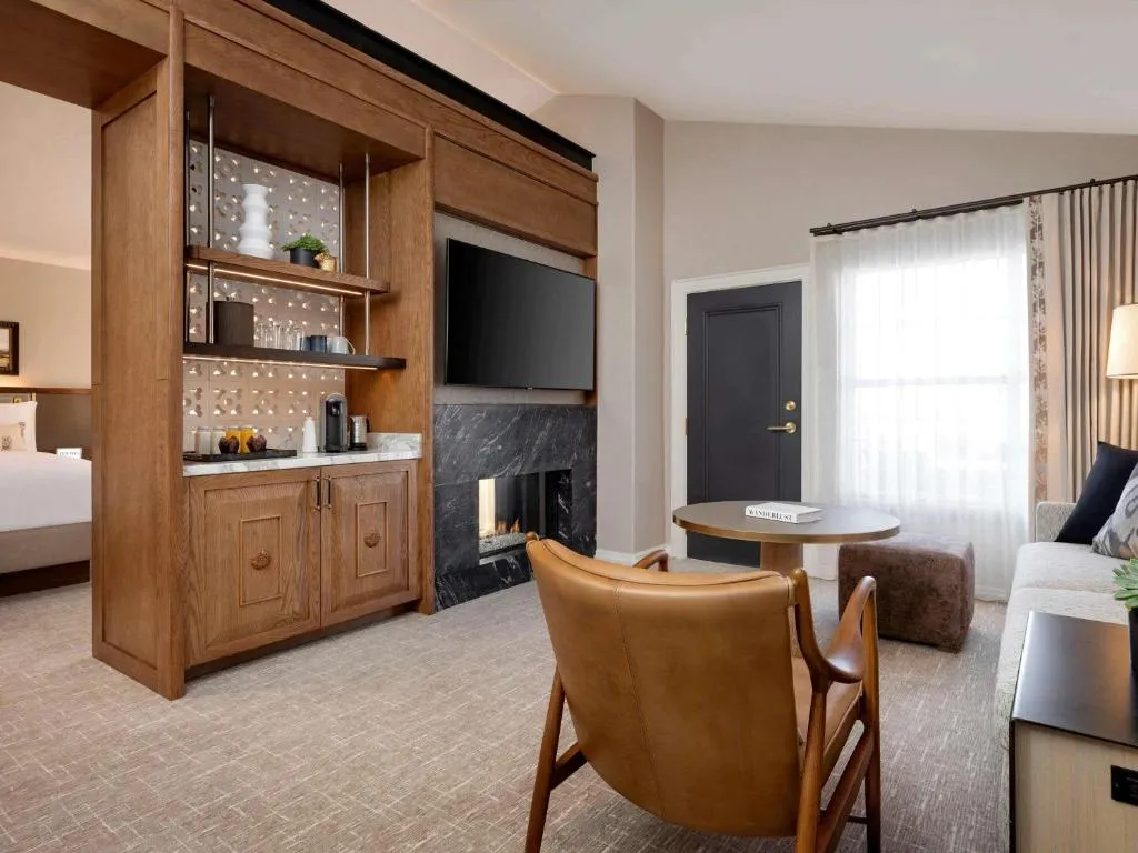 Privado Queen Studio with Sofa Bed and Patio or Balcony - Fireplace