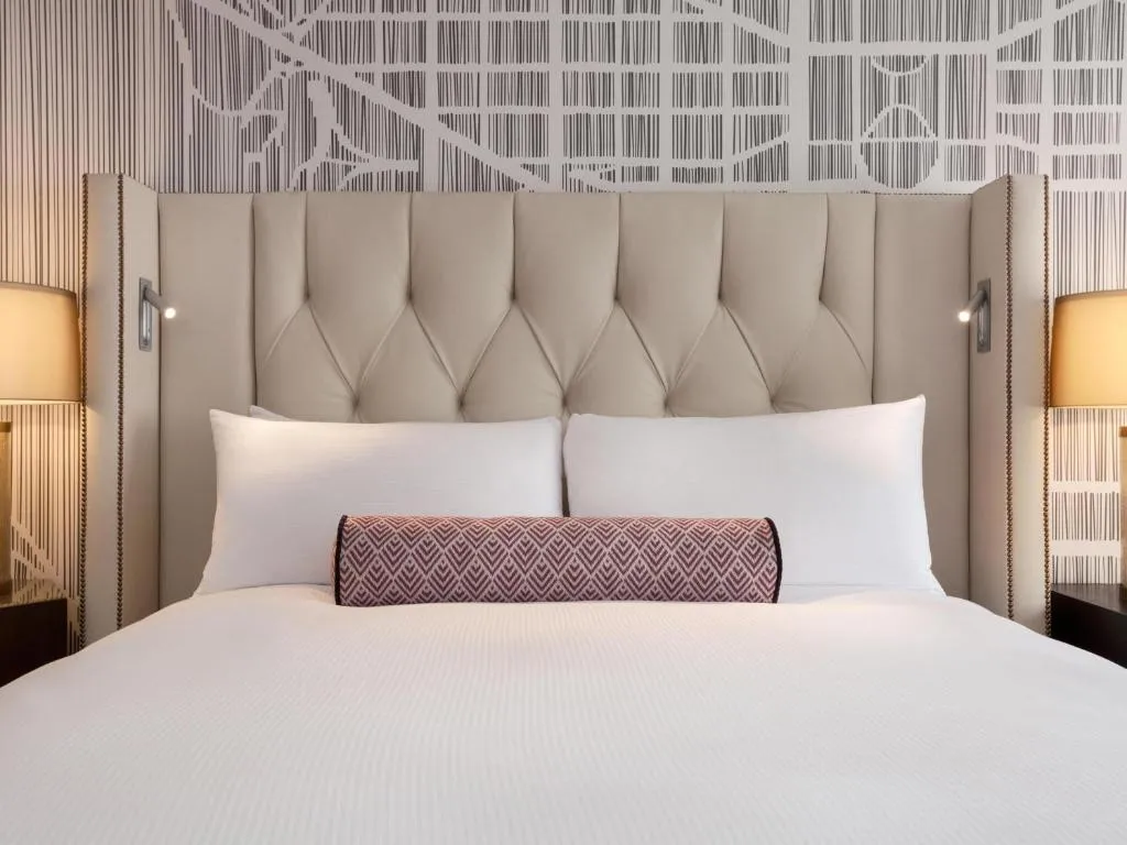 One-Bedroom Ambassador King Suite