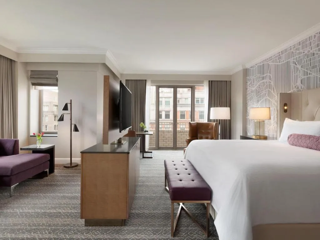 Capital Corner King Suite
