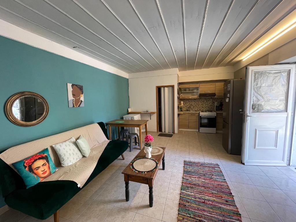 Corfu Central Apartment Sleeps 3 with Patio