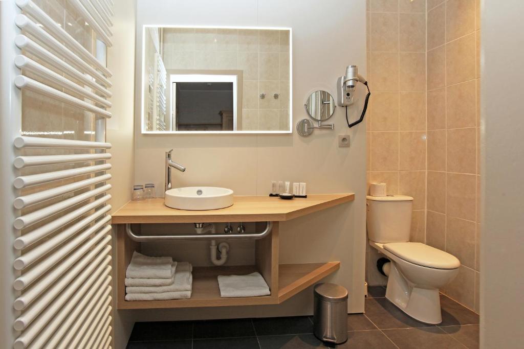 Koupelna v ubytování Ambassador Hotel