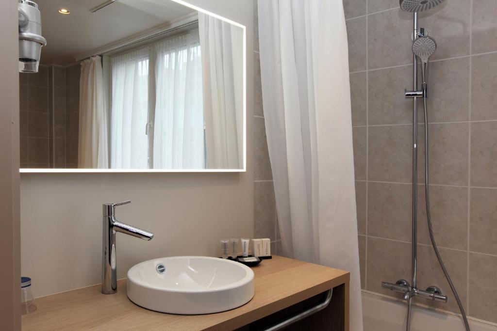 Koupelna v ubytování Ambassador Hotel