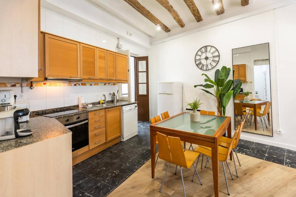 22ARA1105 - 3BR flat in the City Center