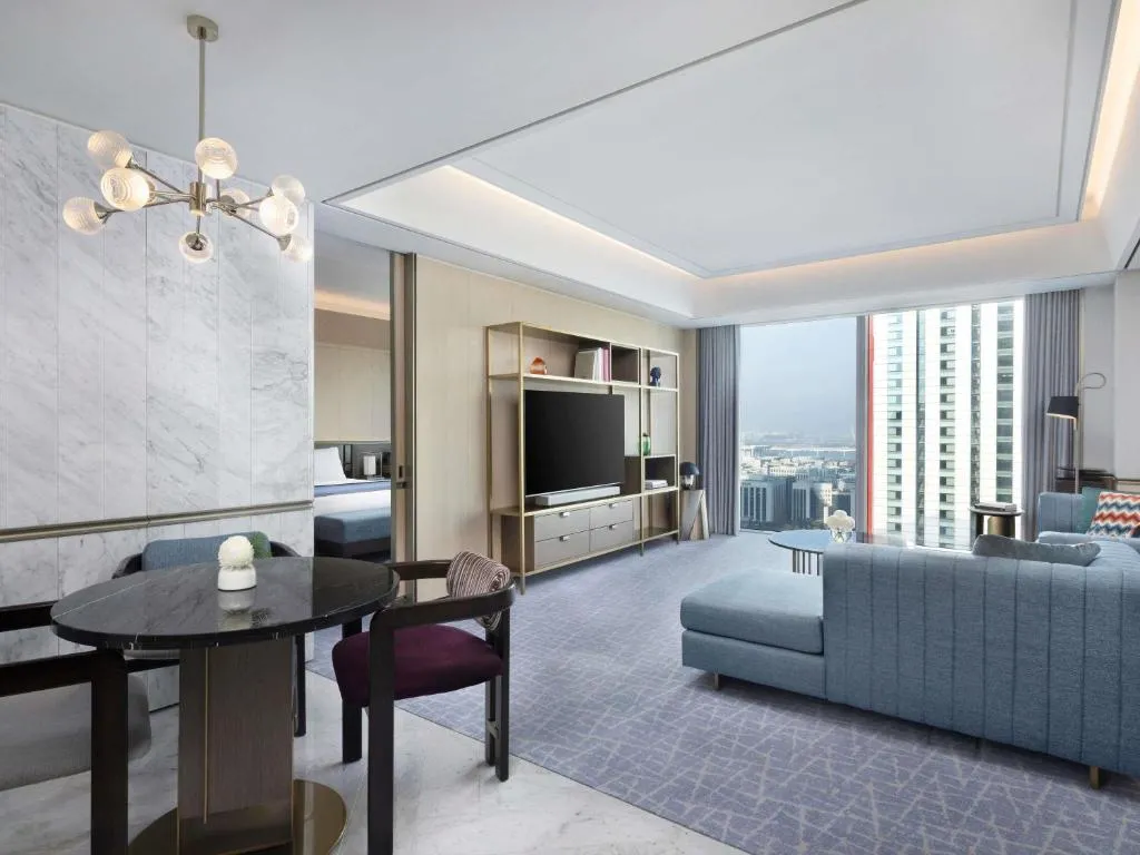 One-Bedroom Signature King Suite with Panorama View