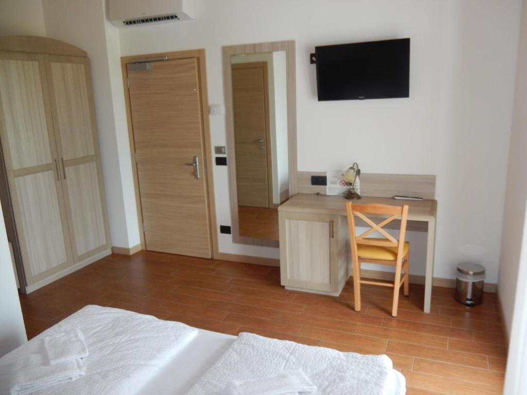 A bed or beds in a room at Agritur Giovanazzi