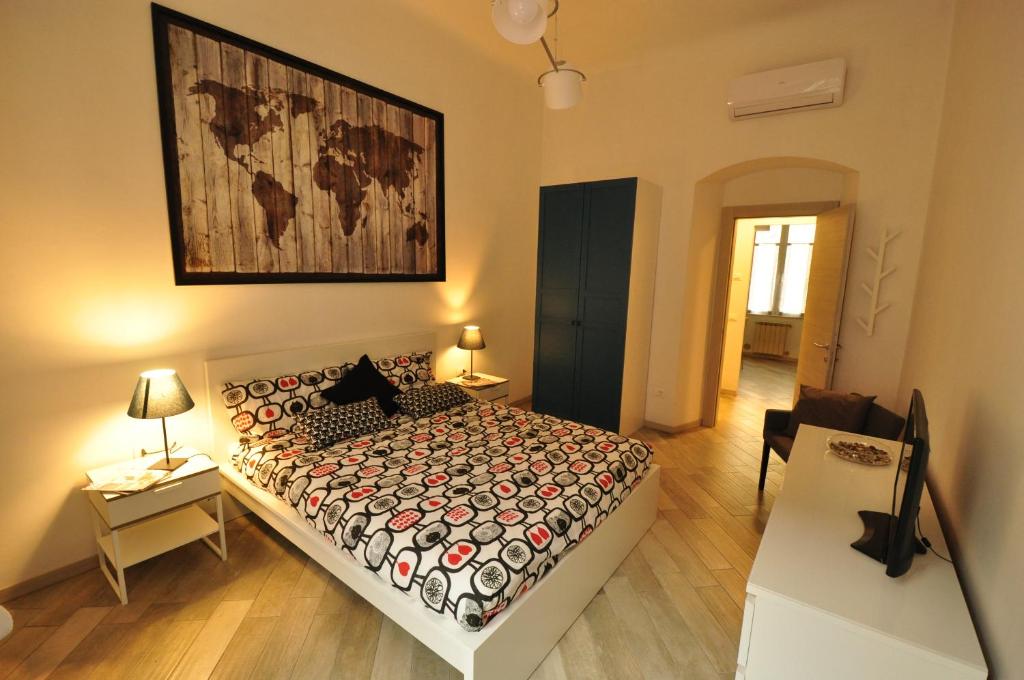 1 dormitorio con 1 cama y una pintura en la pared en The Lighthouse en La Spezia