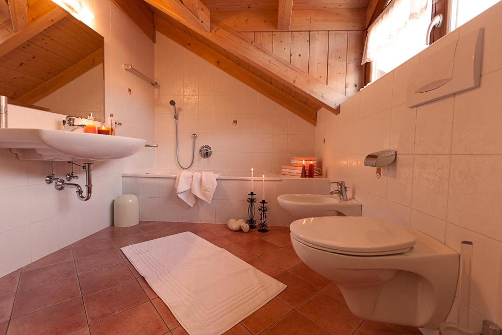 łazienka z toaletą i umywalką w obiekcie Appartement Huber w mieście Brunico