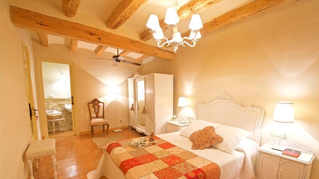 Un dormitorio con una cama con un osito de peluche. en Cal Barceló en Vandellós