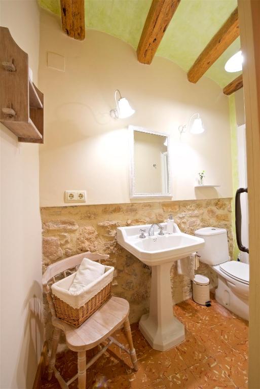 A bathroom at Cal Barceló