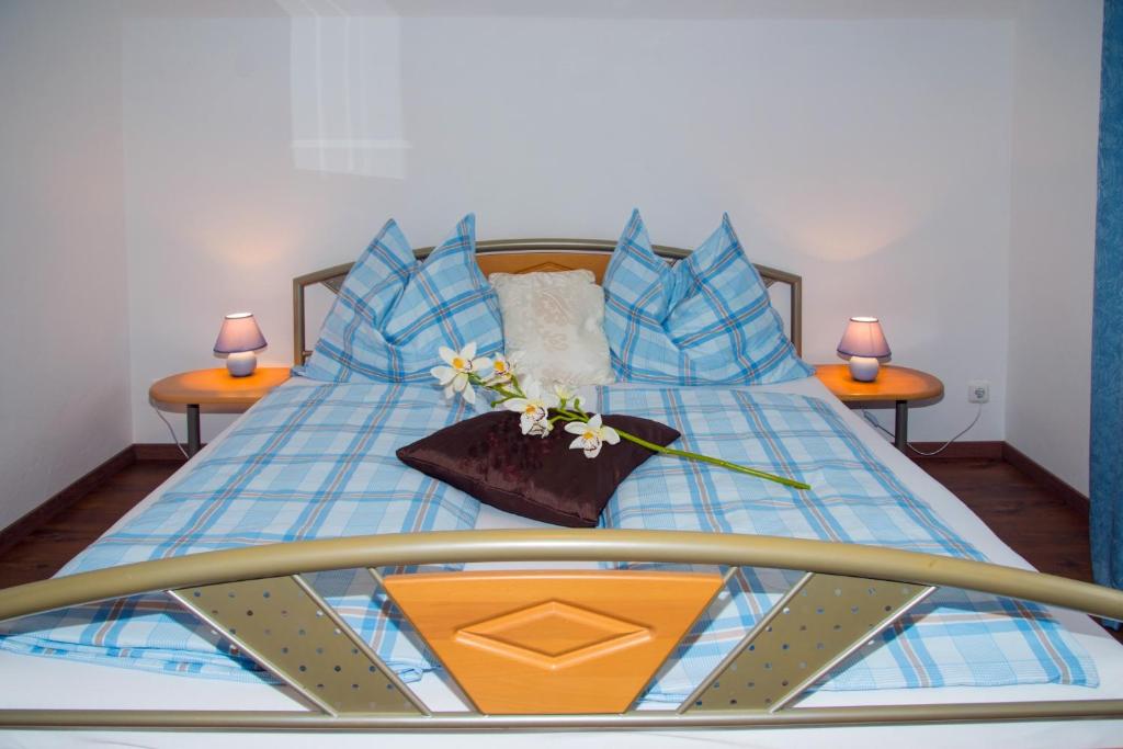 ミュールバッハ・アム・ホーホケーニッヒにあるFerienwohnung Haus Marionのベッドルーム1室(青いシーツと青い枕のベッド1台付)