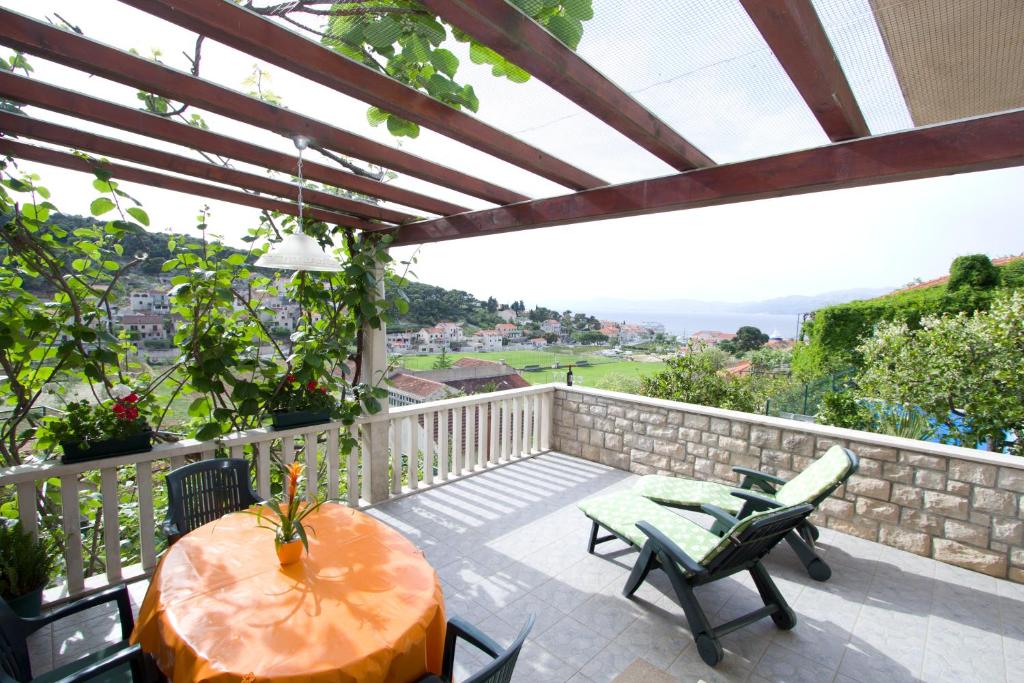 Uma varanda ou terraço em Apartments Kate Postira