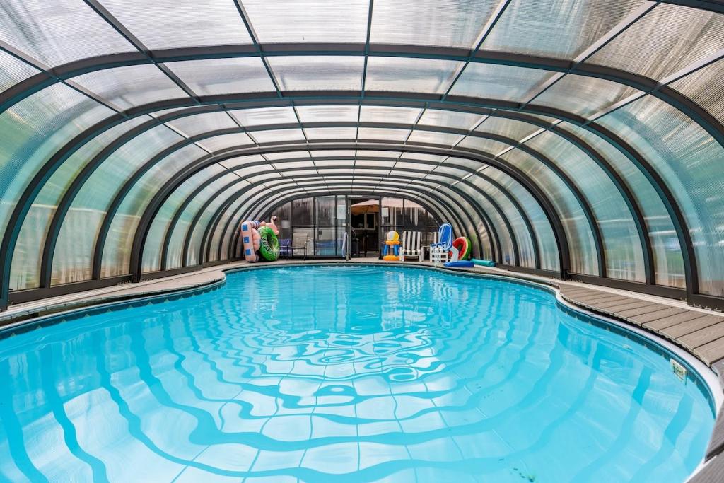 Indoor Heated Pool • Hot Tub • Sauna • Game Room, South Fallsburg ...