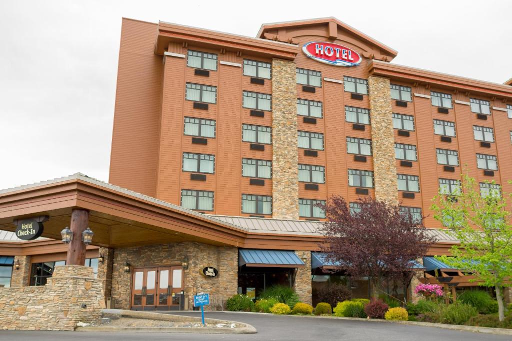 un hotel con un cartel en la parte delantera en Silver Reef Casino Resort, en Ferndale