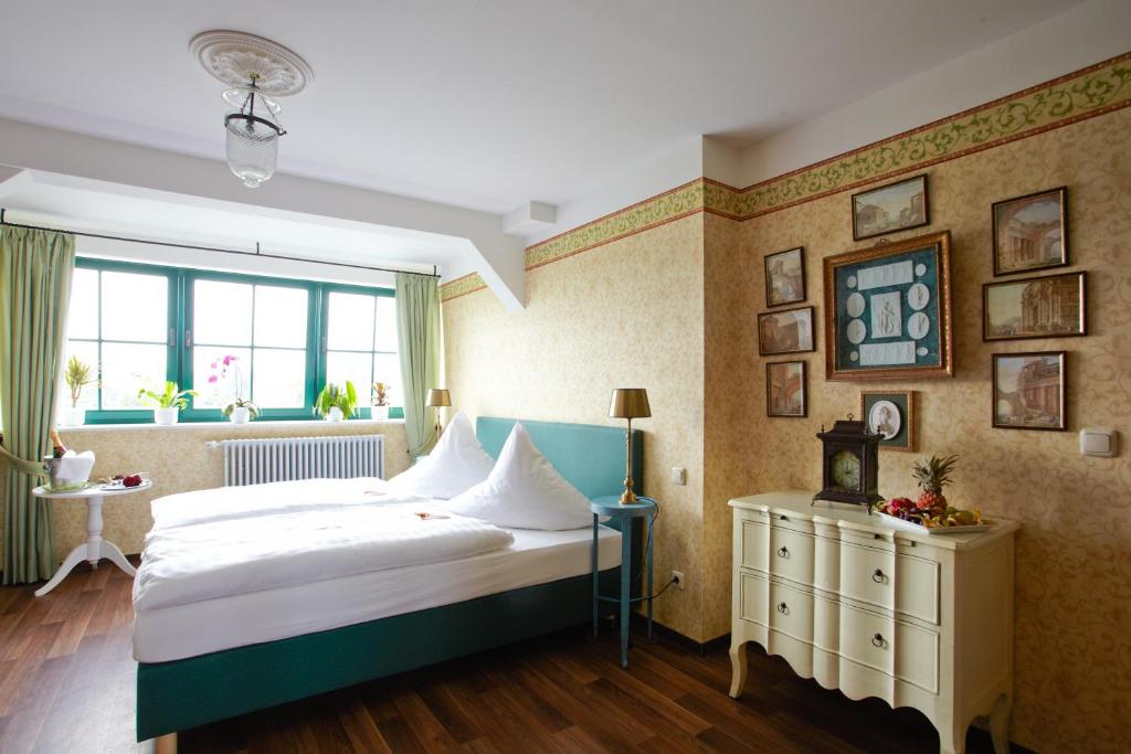 Postel nebo postele na pokoji v ubytování Gastwirtschaft & Hotel Hallescher Anger