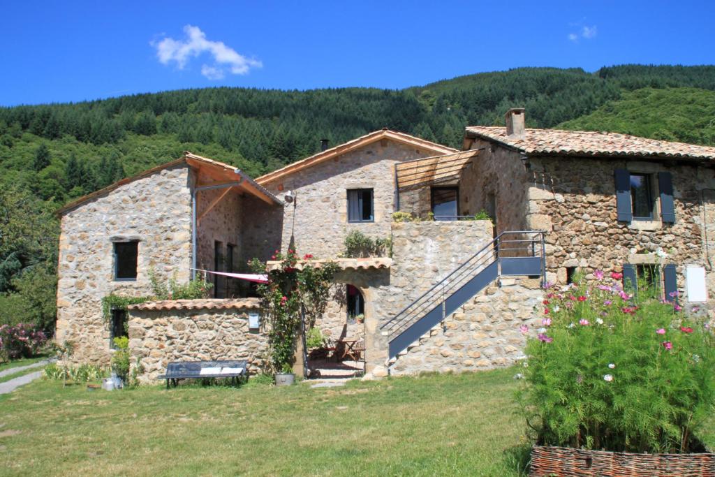 ChirolsにあるLa Demeure des Maitresの畑中石造りの家
