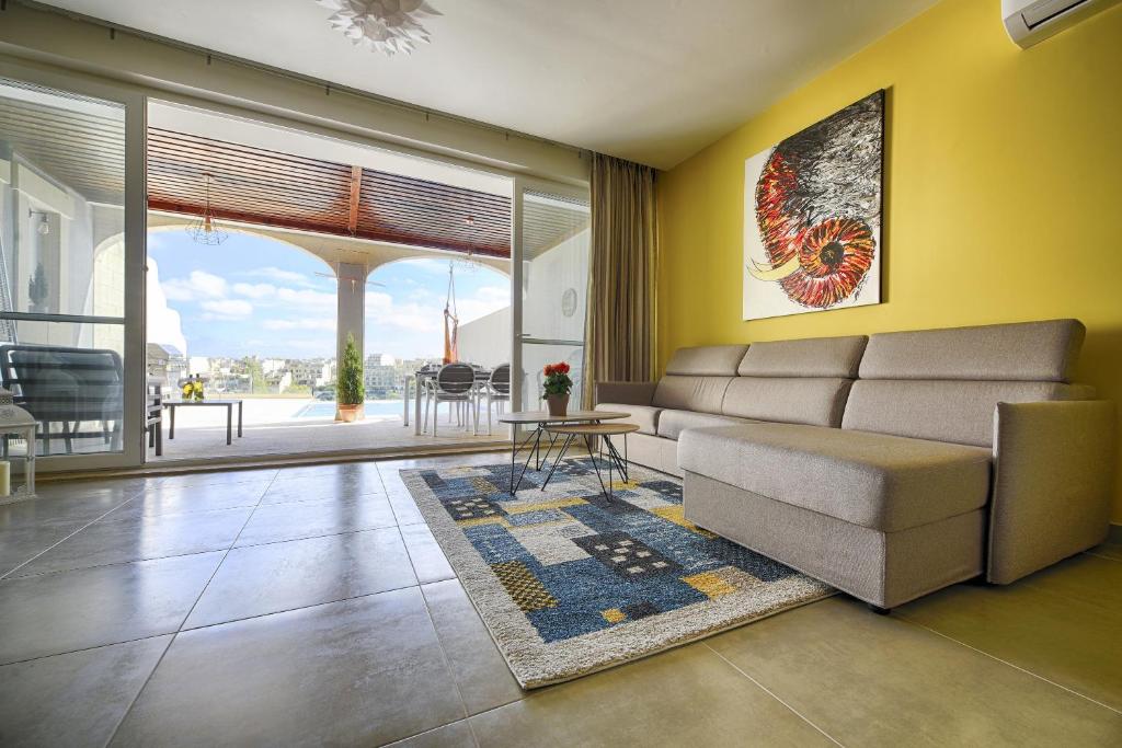 a living room with a couch and a table at Hemda no 3 in Birbuba