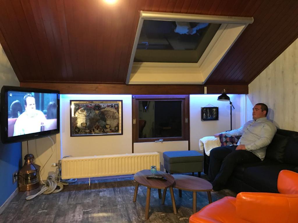 TV a/nebo společenská místnost v ubytování B&B Bij MoeMee