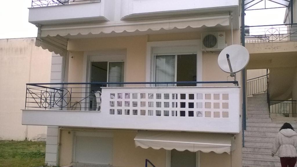 スカラ・フォルカスにあるKaterina's Apartmentsのバルコニーと衛星テレビが備わる家