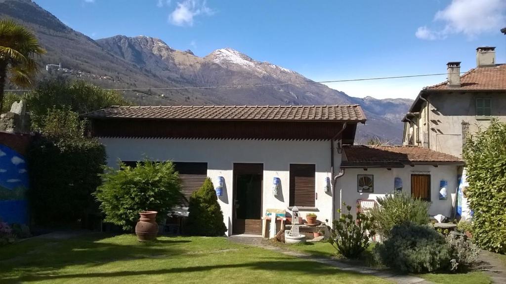 ein Haus mit einem Berg im Hintergrund in der Unterkunft Casa Muffin 3 in Cannobio